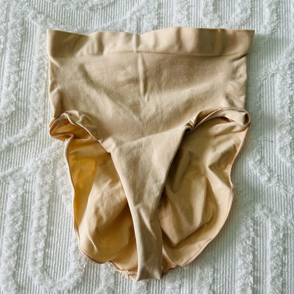 *SKIMS Seamless Sculpt Mid-rise Brief Sand Medium O-31 - Picture 5 of 7